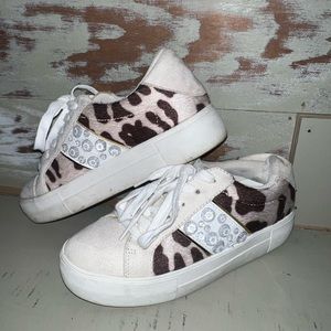 Size 6 tennis shoes, color cream